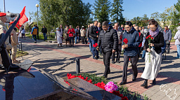 В день 80-летия со дня гибели экипажа буксирного парохода «Комсомолец» нарьянмарцы возложили венки и цветы, чтобы почтить память погибших земляков