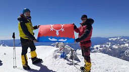 Нарьянмарец покорил самую высокую горную вершину России и Европы