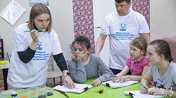 Активисты молодежной палаты горсовета провели для детей мастер-класс по росписи на футболках