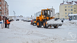 «Чистый город» убирает от снега двор по улице Ленина, 29Б