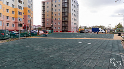 В центре Нарьян-Мара на общественной территории завершили укладку тротуарного и резинового покрытия