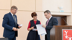Елена Кислякова получила удостоверение депутата городского совета