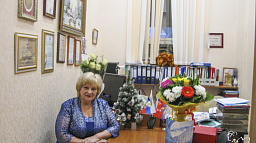  Ветеран потребительской кооперации Светлана Ефимовна Паюсова принимает поздравления с днем рождения