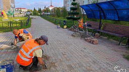 «Чистый город» ремонтирует пешеходную зону вдоль дома №23а по улице Ленина