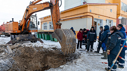 Специалисты ПОК и ТС стараются максимально быстро устранить утечку на водопроводе в районе дома №34 по улице Первомайской