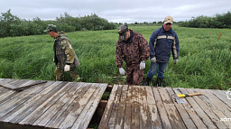 Активисты ТОС «Малый Качгорт» отремонтировали мостовую, поврежденную весенним половодьем