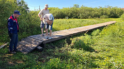Активисты ТОС «Малый Качгорт» отремонтировали мостовую, поврежденную весенним половодьем