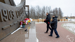 Глава Нарьян-Мара Олег Белак возложил цветы к памятнику труженикам Печорского лесопильного завода
