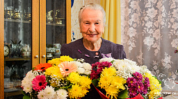 Мэрия поздравила с 90-летием ветеранов труда