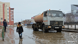 За две недели с улиц Нарьян-Мара откачано почти тысяча кубометров талой воды