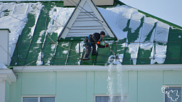 Управляющие компании обязаны своевременно убирать снег с крыш и вывозить его