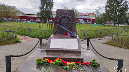 Представители городской администрации возложили цветы к памятнику буксирного парохода «Комсомолец»