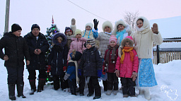 В ТОС «Сообщество Сахалин» наведались четыре Снегурочки и Дед Мороз