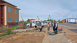 Подрядчик завершает работы по укладке тротуара на улице Первомайской