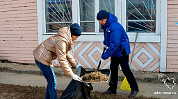Сотрудники Почты России убрали мусор на своей территории