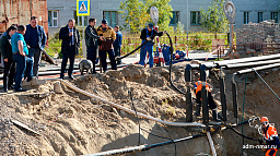 Подземный ручей осложняет коммунальщикам ремонт канализационного колодца на пересечении улиц Ненецкая и Оленная