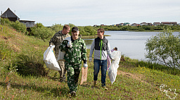 Сотрудники городской администрации присоединились к акции «Чистые берега»