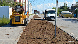 «Чистый город» ремонтирует тротуары и обновляет газоны