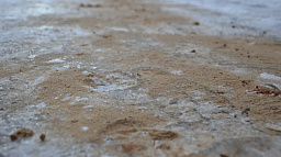 В Нарьян-Маре для борьбы с гололедом используют только песок